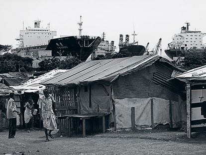 En el poblado de chabolas de Alang (la India) no hay agua, ni electricidad, ni desagües, y las casas se construyen con los restos de barcos que no se venden.