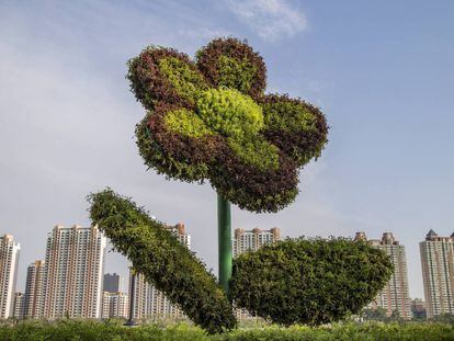 Esculturas hechas con plantas en las calles de Jilin, China, el 4 de junio. 