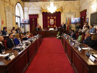 El alcalde Francisco de la Torre interviene durante el primer pleno de esta legislatura.