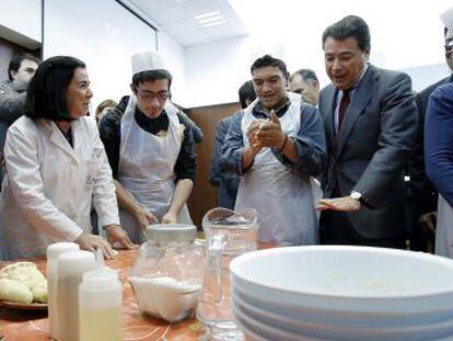 Ignacio Gonz&aacute;lez, durante su visita a un centro de educaci&oacute;n especial de Getafe donde se imparten talleres de Consumo.