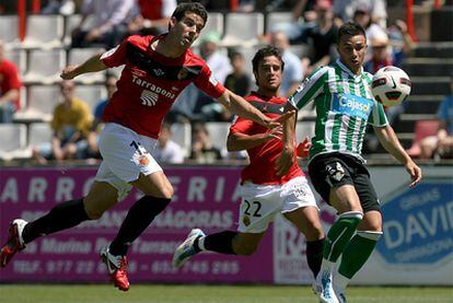 Mairata intenta arrebatar el balón a Rubén Castro.Rubén