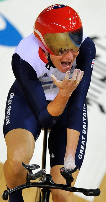 Sarah Storey, de Gran Bretaña, celebra su oro en la prueba de ciclismo de C4-5 500m