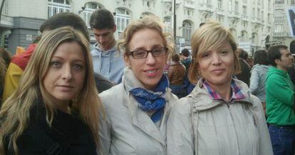 Las manifestantes Montse Fern&aacute;ndez, Silvia Llopis y Vanessa Fern&aacute;ndez. 