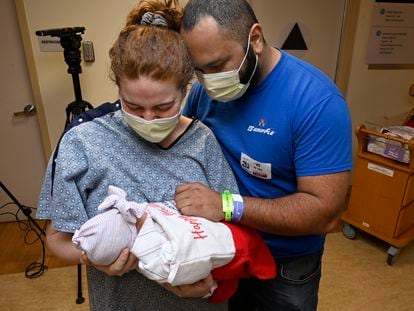 Una pareja sostiene a su primer hijo en un hospital de Long Beach.
