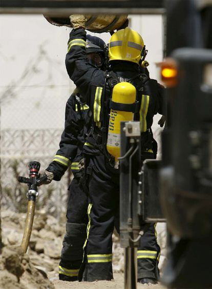 Miembros del cuerpo de Bomberos trabajan en la zona donde se ha producido la fuga de cloro.