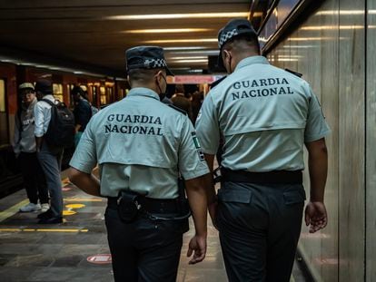 Elementos de la Guardia Nacional vigilan los andenes de la estación Bellas Artes del Metro de Ciudad de México, el 12 de enero de 2023.