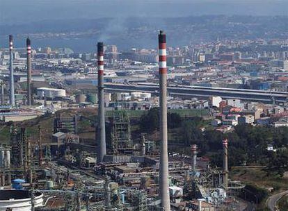 Una vista de la refinería de Repsol, en Arteixo pero pegada a la ciudad de A Coruña.
