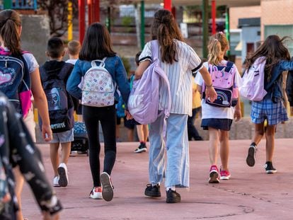 Varios niños con mochilas entran en el CEIP Hernán Cortés de Madrid el primer día de clase del curso 2022-2023.