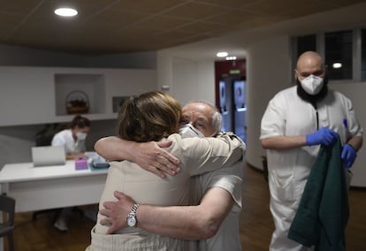 Eulalia Josefa Paleo, "Pepita", la primera vacunada de Asturias contra el COVID 19, tras ser la primera persona en recibir la tercera dosis de la vacuna, en la Residencia La Mixta de Gijón, esta jueves. La Consejería de Salud ha comenzado hoy la administración de la tercera dosis de los residentes en los centros sociosanitarios de personas mayores del Principado.