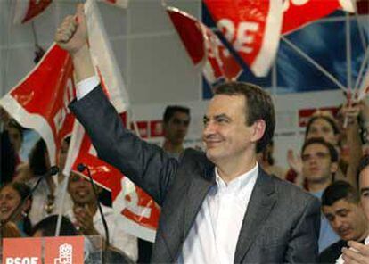 El candidato del PSOE saluda a los simpatizantes reunidos en el pabellón de deportes de Las Palmas de Gran Canaria.