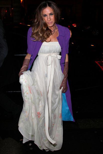Sarah Jessica Parker optó por un vestido blanco con flores pastel bordadas, de Louis Vuitton (primavera-verano 2002) y chaqueta morada con guantes de piel marrón.