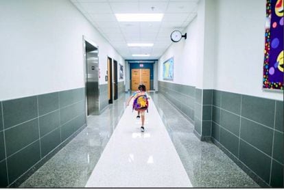Alumno corriendo por un pasillo en una escuela del País Vasco