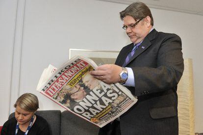 Timo Soini lee el periódico del día después de las elecciones finlandesas.