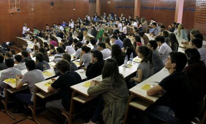 Varios jóvenes se enfrentan en una de las aulas de la Facultad de Biología de la Universidad de Barcelona (UB) a la primera jornada de las pruebas de selectividad.