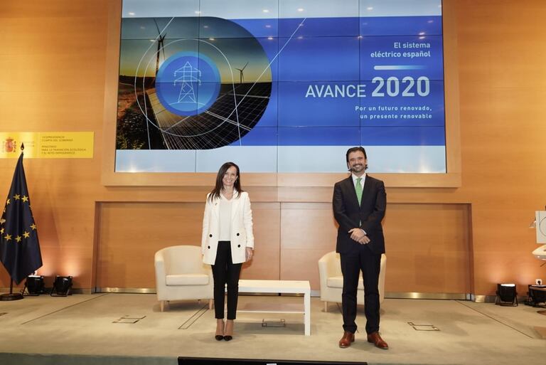 Beatriz Corredor, presidenta de Red Eléctrica, y Manuel García, director general de Política Energética y Minas.