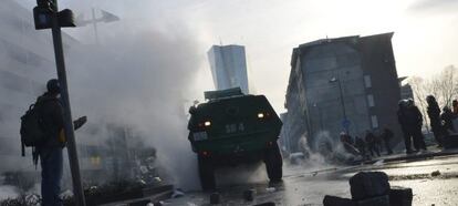 La policía antidisturbios carga contra los manifestantes durante una protesta ante la nueva sede del Banco Central Europeo (BCE) en Fráncfort
