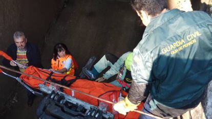 Momento del rescate en Trives, en una imagen cedida por la Guardia Civil.