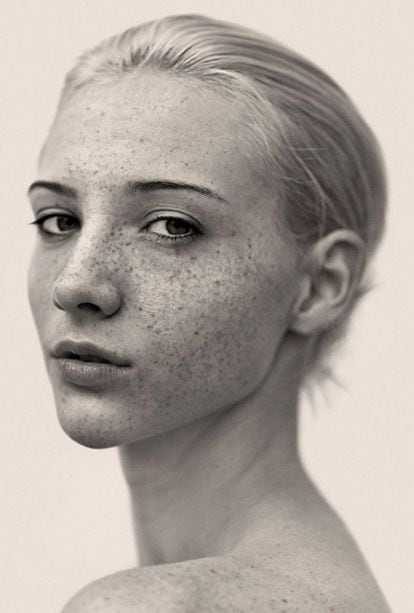 El libro Freckles del fotógrafo de moda Reto Caduff reivindica que las pecas se lucen con orgullo y que no es necesario cubrirlas con maquillaje o eliminarlas con Photoshop.