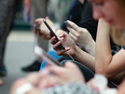 Adolescentes utilizan su 'smartphone'.