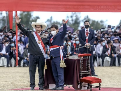 El recién investido presidente peruano Pedro Castillo celebra con Guido Bellido luego de elegirlo como primer ministro de su Gobierno, durante una ceremonia simbólica de juramentación este jueves en la Pampa de la Quinua, en Ayucucho (Perú).