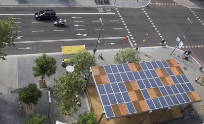 Pèrgola fotovoltaica, amb plaques solars a la coberta, a la plaça del Centre. 