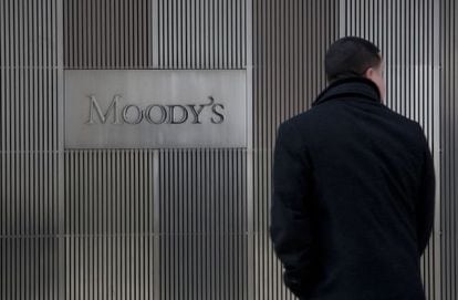 Un hombre ante la sede de Moody's en Nueva York
