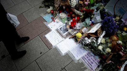 Vista de las flores y los mensajes dejados en el lugar en el que fue asesinado Samuel Luiz en A Coruña, en 2021.