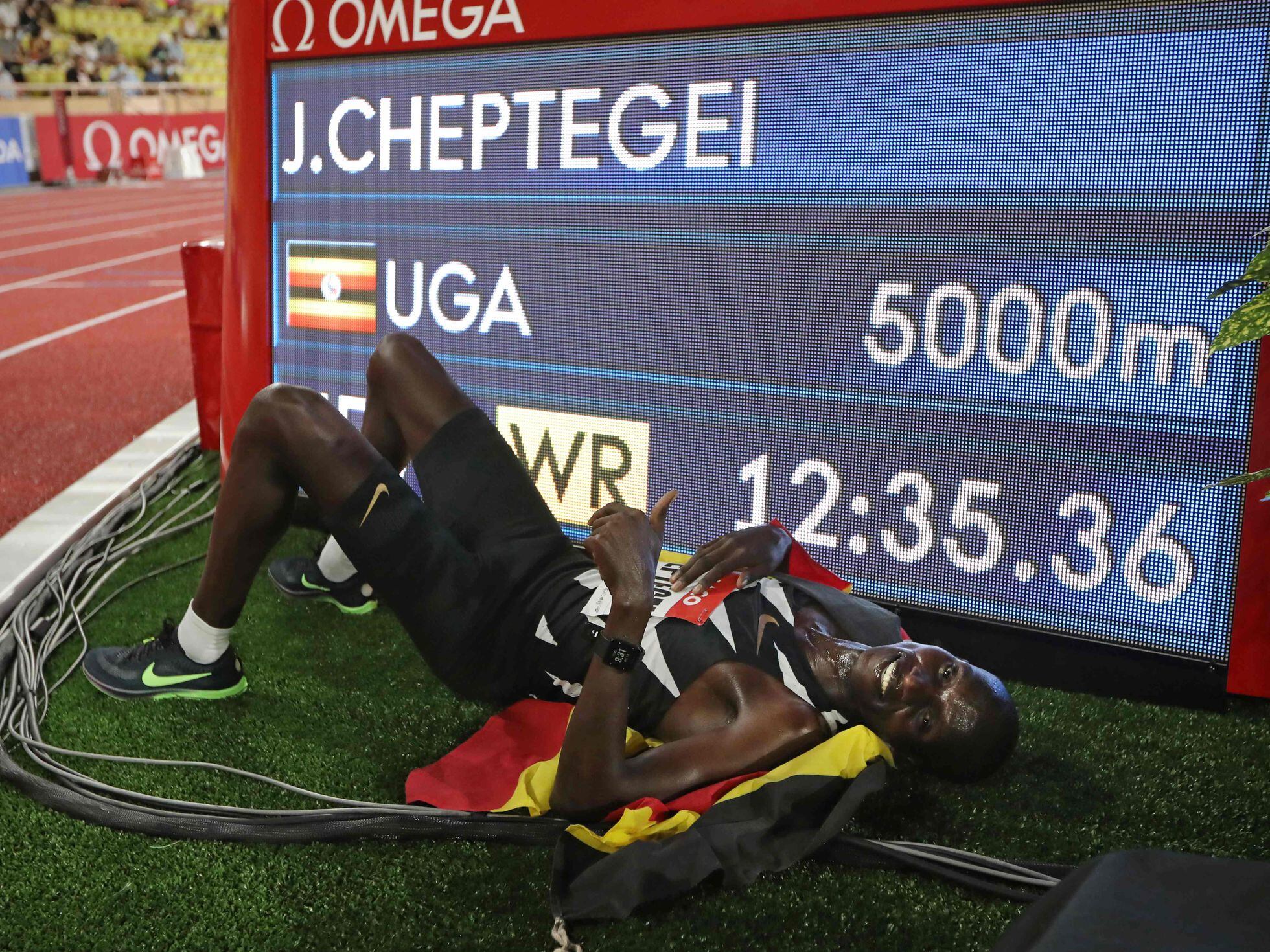 El ugandés Cheptegei supera a Bekele y el récord del mundo en los 5.000 metros | | PAÍS