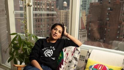 Angela Saini en su casa con vistas a Manhattan, Nueva York, este 1 de febrero de 2024.