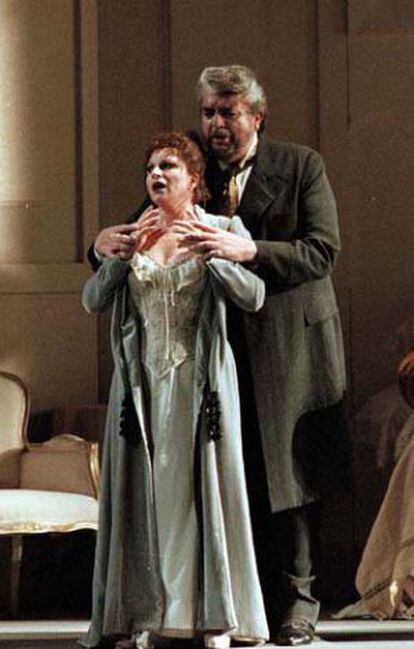 Mariella Devia y Joan Pons en una representación de La Traviata", en el Festival Maggio Fiorentino.