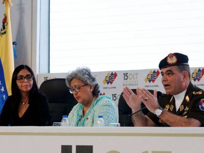 Delcy Rodriguez, la presidenta del Consejo Nacional Electoral, Tibisay Lucena, y Vladimir Padrino, este viernes en una rueda de prensa.