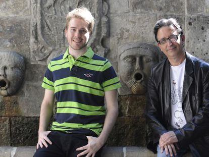 Los escritores de novelas fant&aacute;sticas Javier Ruescas (izquierda) y Jos&eacute; Carlos Somoza, fotografiados en Avil&eacute;s. 