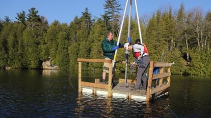 Un equipo de geólogos, durante una toma de muestras en el lago Crawford, en Canadá.