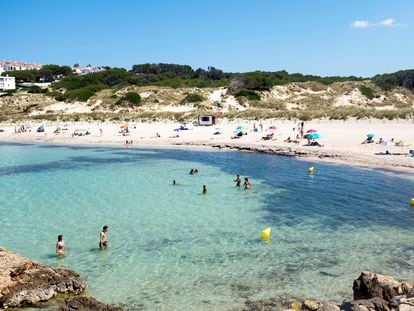 Bañistas, el pasado domingo en la playa de Son Parc de Menorca.