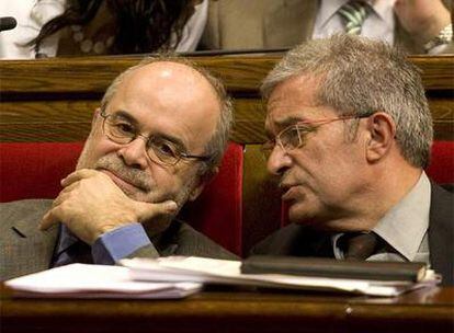 Castells (izquierda), junto al consejero Joan Saura durante una sesión en el Parlamento catalán.