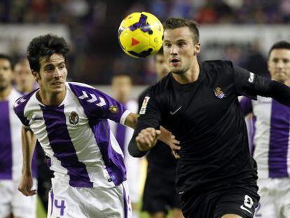 Seferovic y Marc Valiente pugnan por el balón