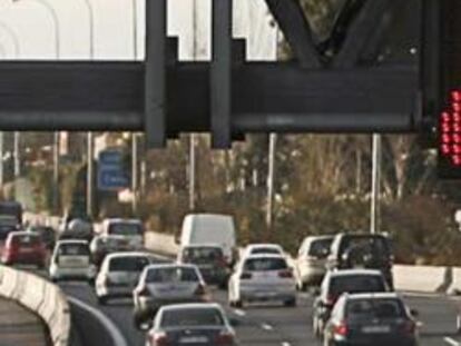 Varios coches en la carretera