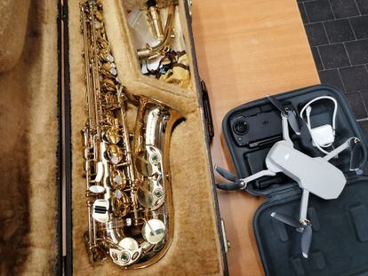 Un saxofón y un dron en la Oficina de Objetos Perdidos en Madrid. I.U