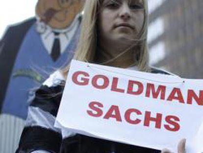 Una manifestante en Nueva York contra las acciones de Goldman Sach