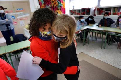 Bienvenida a Irina, una niña ucrania, que le dedican sus nuevos compañeros de clase con entrega de dibujos y abrazos.