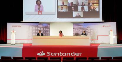 Imagen facilitada por el Banco Santander de su presidenta, Ana Botín; del consejero delegado, José Antonio Álvarez (i), y del secretario general, Jaime Pérez Renovales (d), durante la junta general de accionistas del pasado viernes de la entidad, la primera que se celebró de forma totalmente telemática y fue retransmitida desde la Ciudad Financiera de Boadilla del Monte (Madrid).