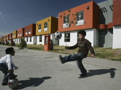 Niños juegan frente a viviendas de interés social a las afueras de Ciudad de México, en 2007.