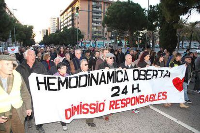 700 persones protesten a Tarragona per l'horari d'hemodinàmica.