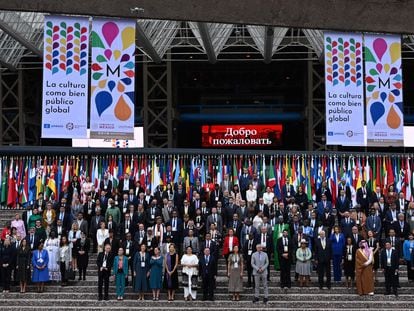 Algunos de los 120 ministros de Cultura invitados a Mondiacult 2022, posan para un retrato afuera del Auditorio Nacional de Ciudad de México, el 28 de septiembre de 2022.