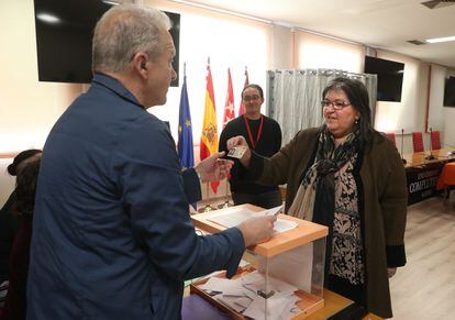The candidate for rector, Esther del Campo, votes in the Faculty of Political Sciences this Wednesday.