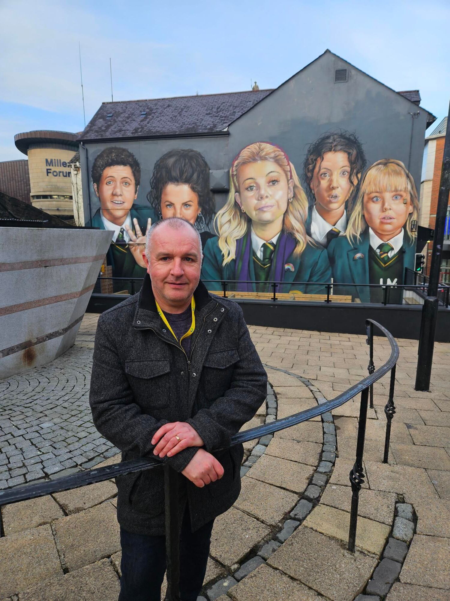 Gleann Doherty, ante el mural de las Derry Girls, en el centro de Derry.