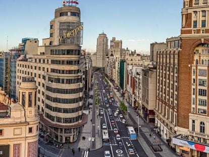 Imagen de cómo quedará la Gran Vía remodelada. En vídeo, cómo será la remodelación de la Gran vía, la calle más icónica de Madrid.