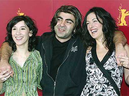 Fatih Akin, con las actrices Birol Meltem Cumbul,a la derecha, y Sibel Kekilli.