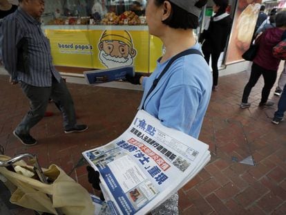 Un periódico alerta en Hong Kong de la nueva epidemia de coronavirus.