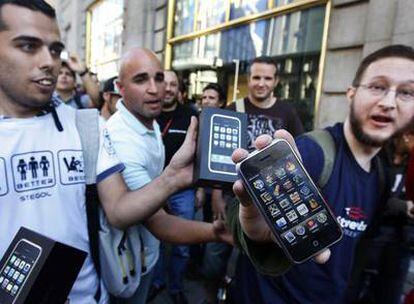 Usuarios que se hicieron con el iPhone 3G el pasado viernes, a las puertas de la tienda de Gran Vía 28 de Telefónica.